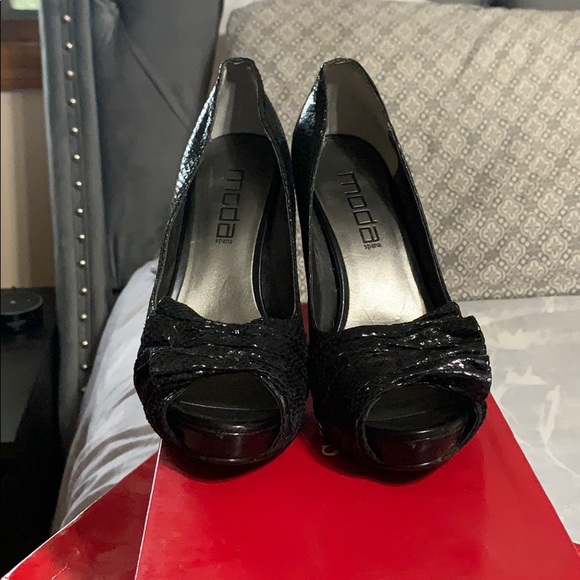 Black platform heels gently used - Picture 3 of 4